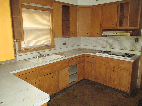 4th image of 10937 S Emerald Ave