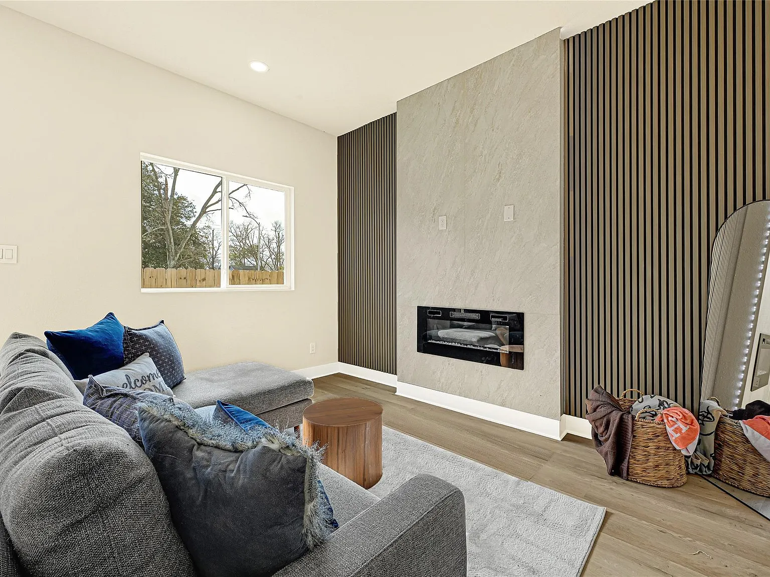 3 bed, 2.5 bath, 1462 sqft, $2,300 — Photo 4