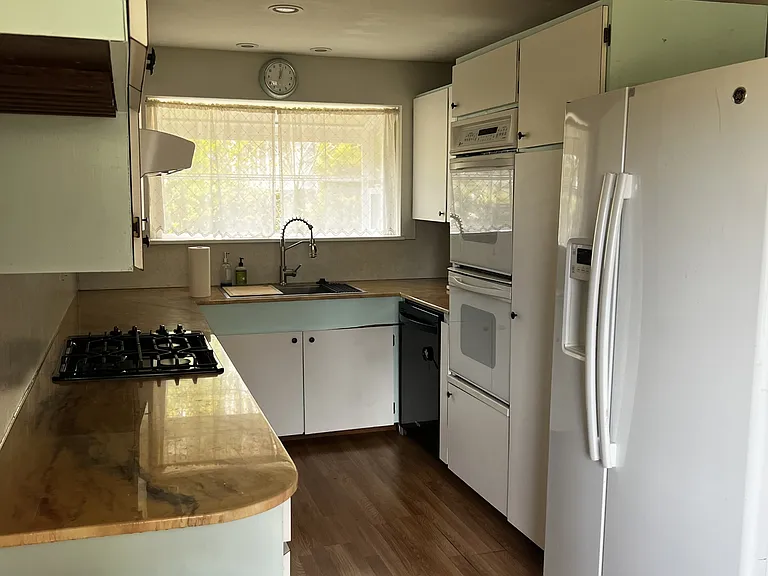 146 Hawthorne Ln — Photo 9
