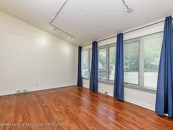 3rd image of 4206 Saran Dr