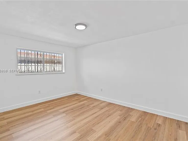 361 E 39th St #1 — Photo 13