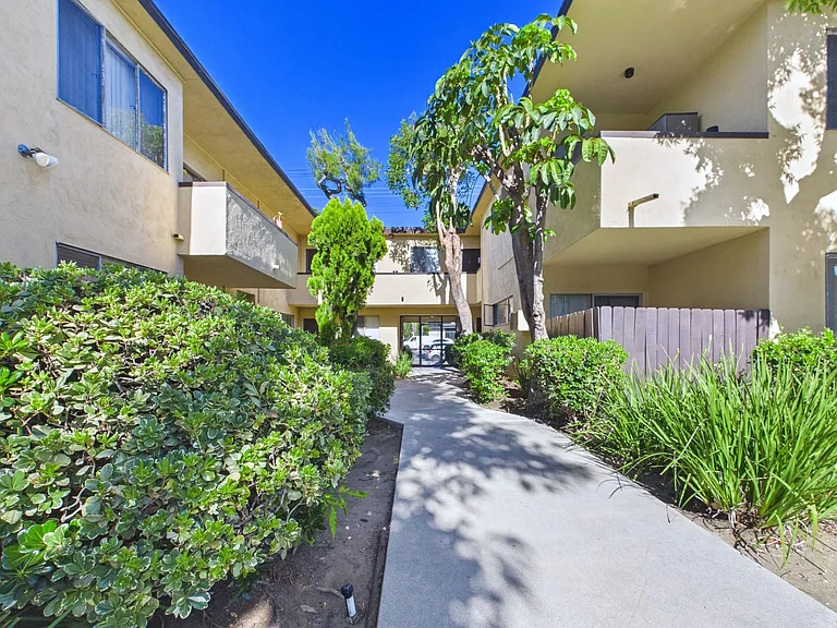 Sepulveda Apartments — Photo 21