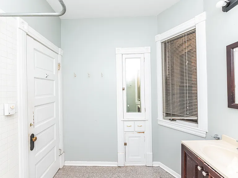 907 W Addison St #2 — Photo 11