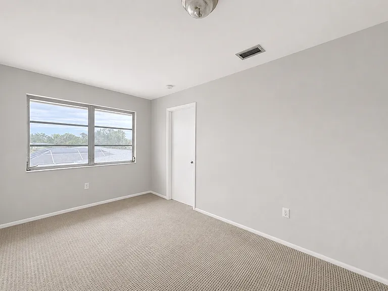 306 Parkside Dr — Photo 8