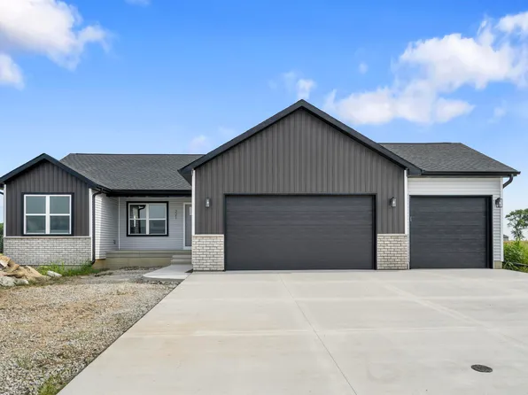 221 Willow Oak Dr, Hudson, IA 50613