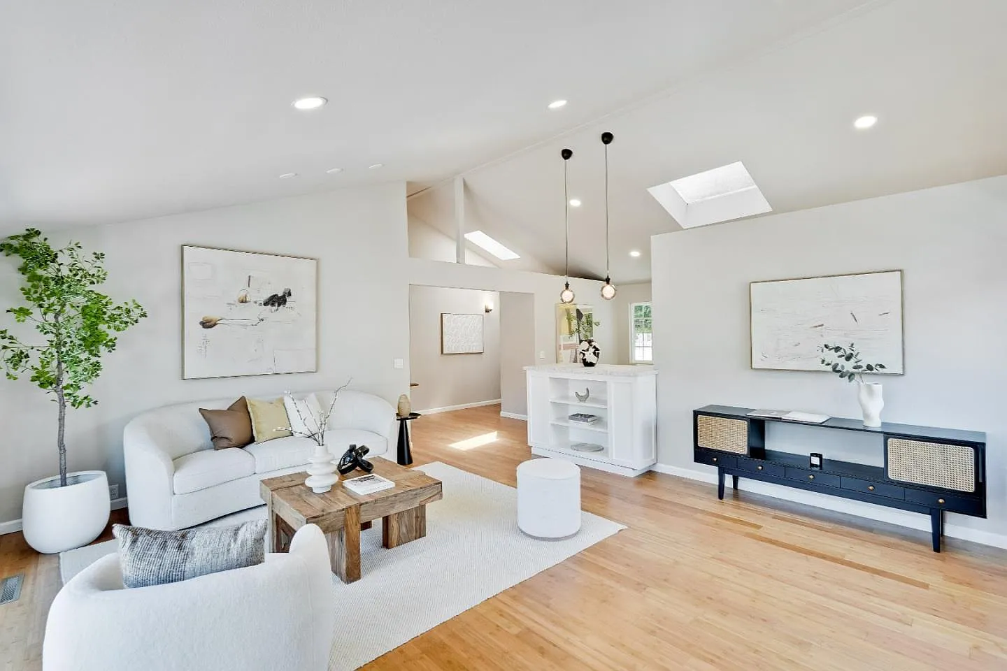 3 bed, 1283 sqft, $5,200 — Photo 2