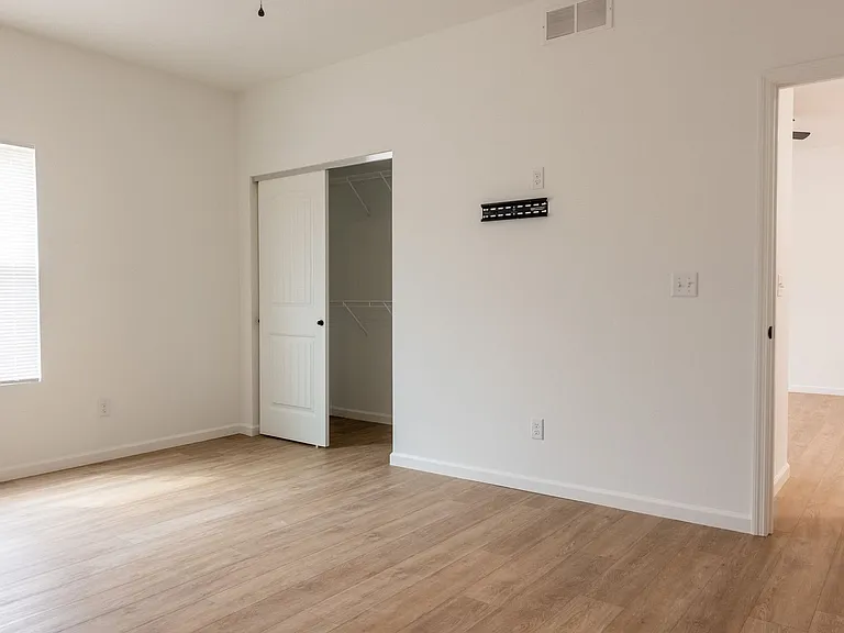 58 Nassau Dr — Photo 9