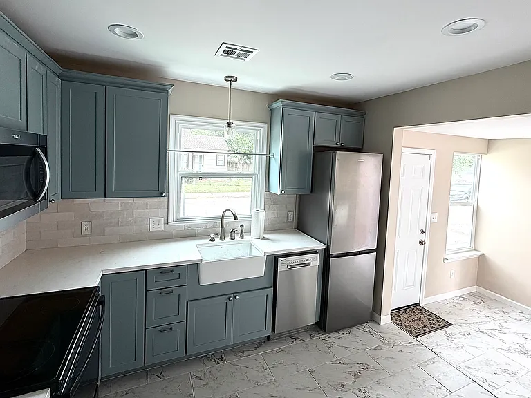 301 S College Ave — Photo 5