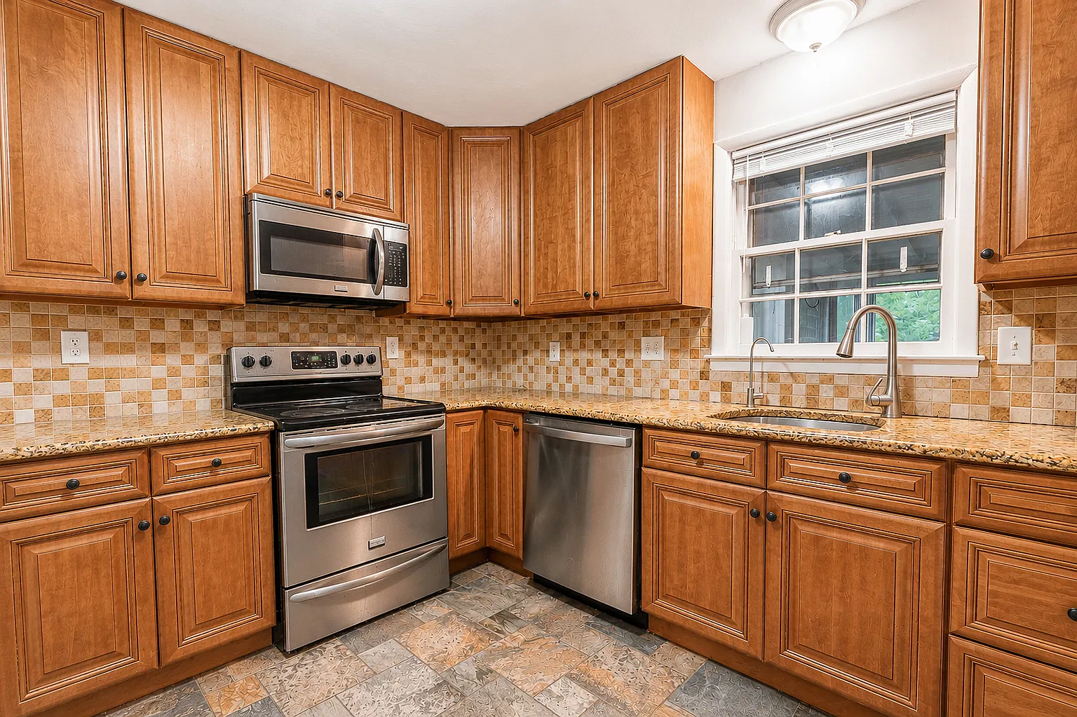 6 bed, 2.5 bath, 1898 sqft, $42,000 — Photo 3
