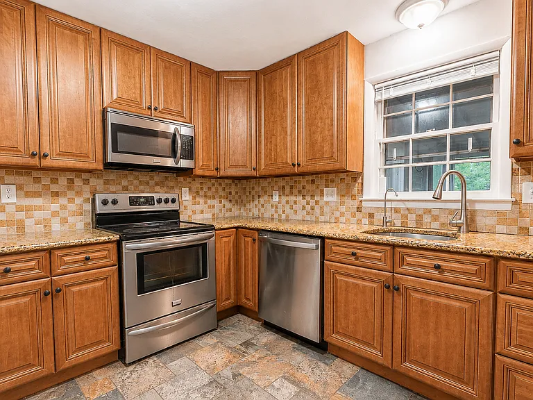 225 Claflin Ave — Photo 3