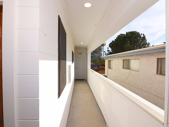 4th image of 11918 Vanowen St