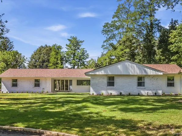 9 Empire Court, Dix Hills, NY 11746