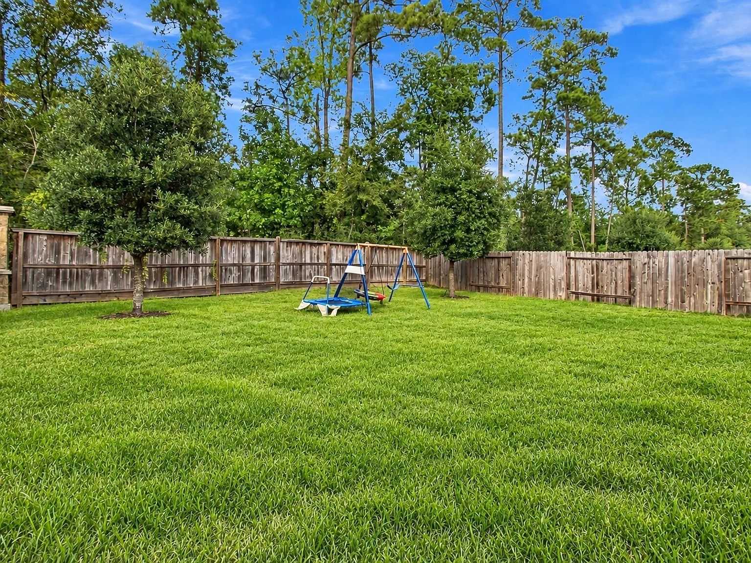 4 bed, 2.0 bath, 1685 sqft, $2,100 — Photo 2