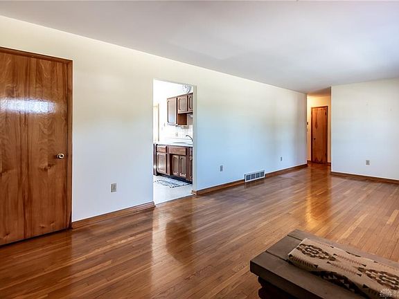 5th image of 301 W Roger Dr