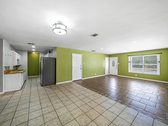 4th image of 104 Stephanie Dr