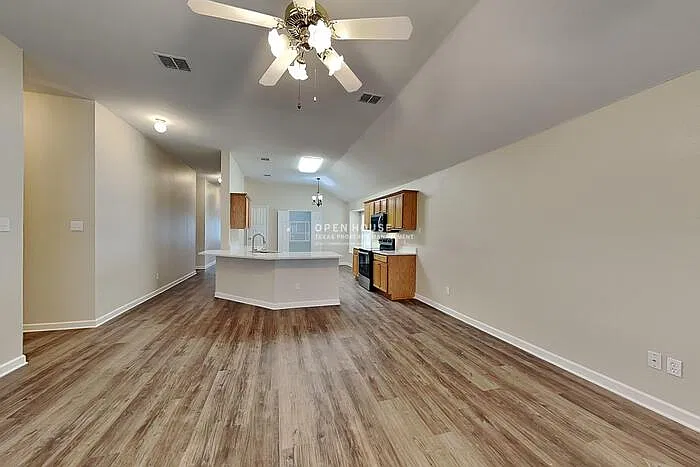 4 bed, 2.0 bath, 2084 sqft, $2,425 — Photo 4