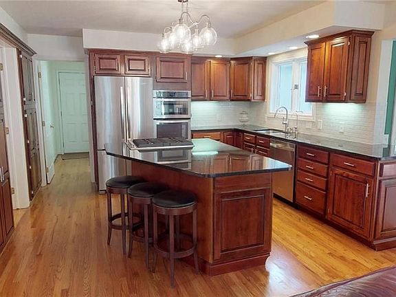 3rd image of 1550 Cobblestone Dr