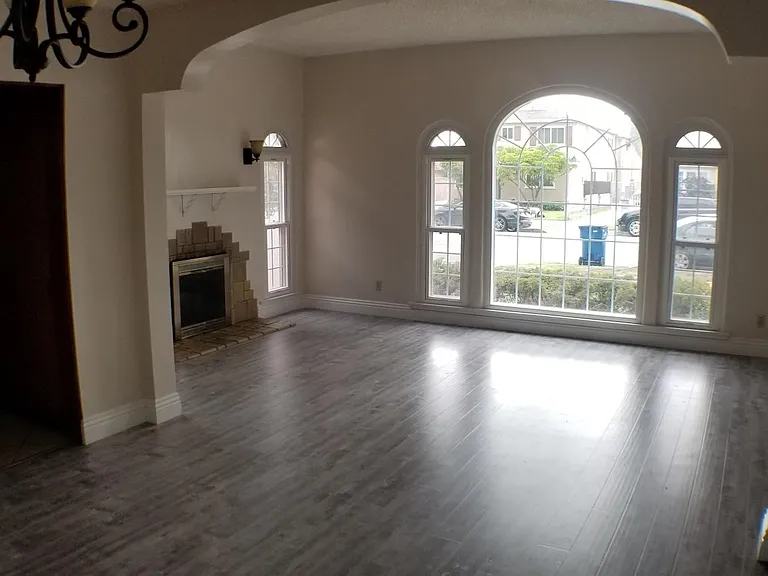 512 S Flower St — Photo 11