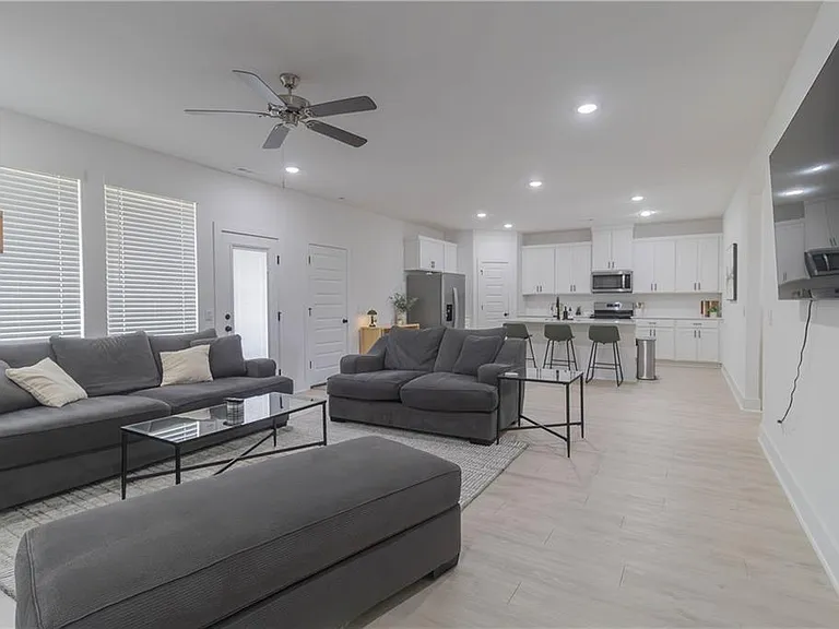 112 S Broyles Ave — Photo 5