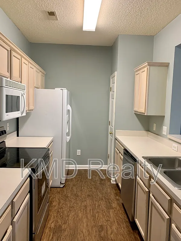 2 bed, 2.5 bath, 1530 sqft, $1,650 — Photo 2