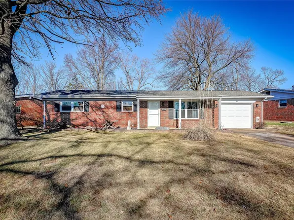 9 Huntington Dr, Belleville, IL 62223