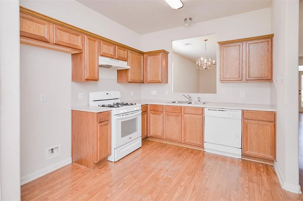 4 bed, 2.5 bath, 2112 sqft, $1,950 — Photo 3