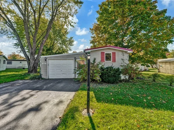 1007 W Creek Dr, Niagara Falls, NY 14304