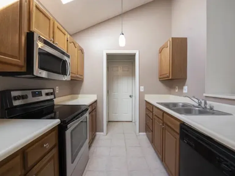 1072 Hampshire Pl — Photo 7