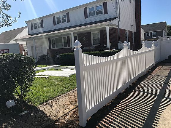4th image of 584 Coakley St