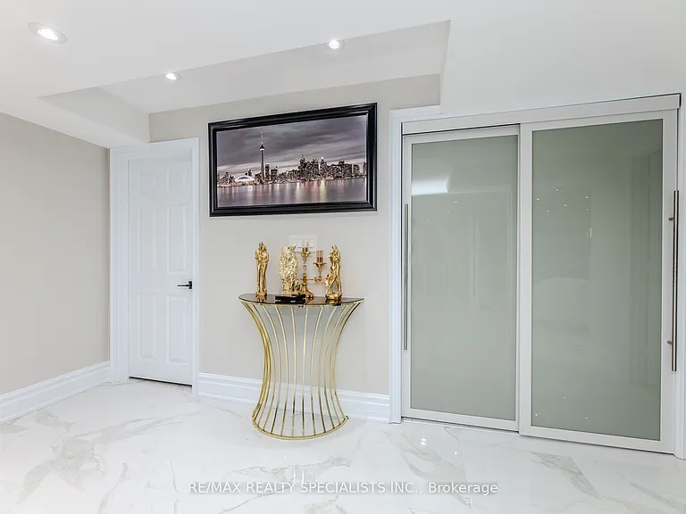 121 Boxwood Cres — Photo 47
