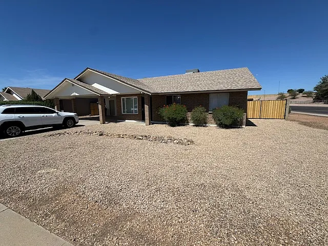 2766 E Irwin Ave — Photo 2