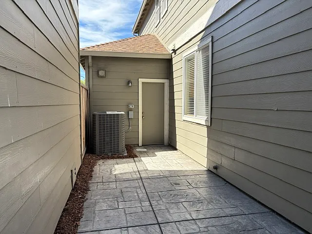 Side yard (to garage)