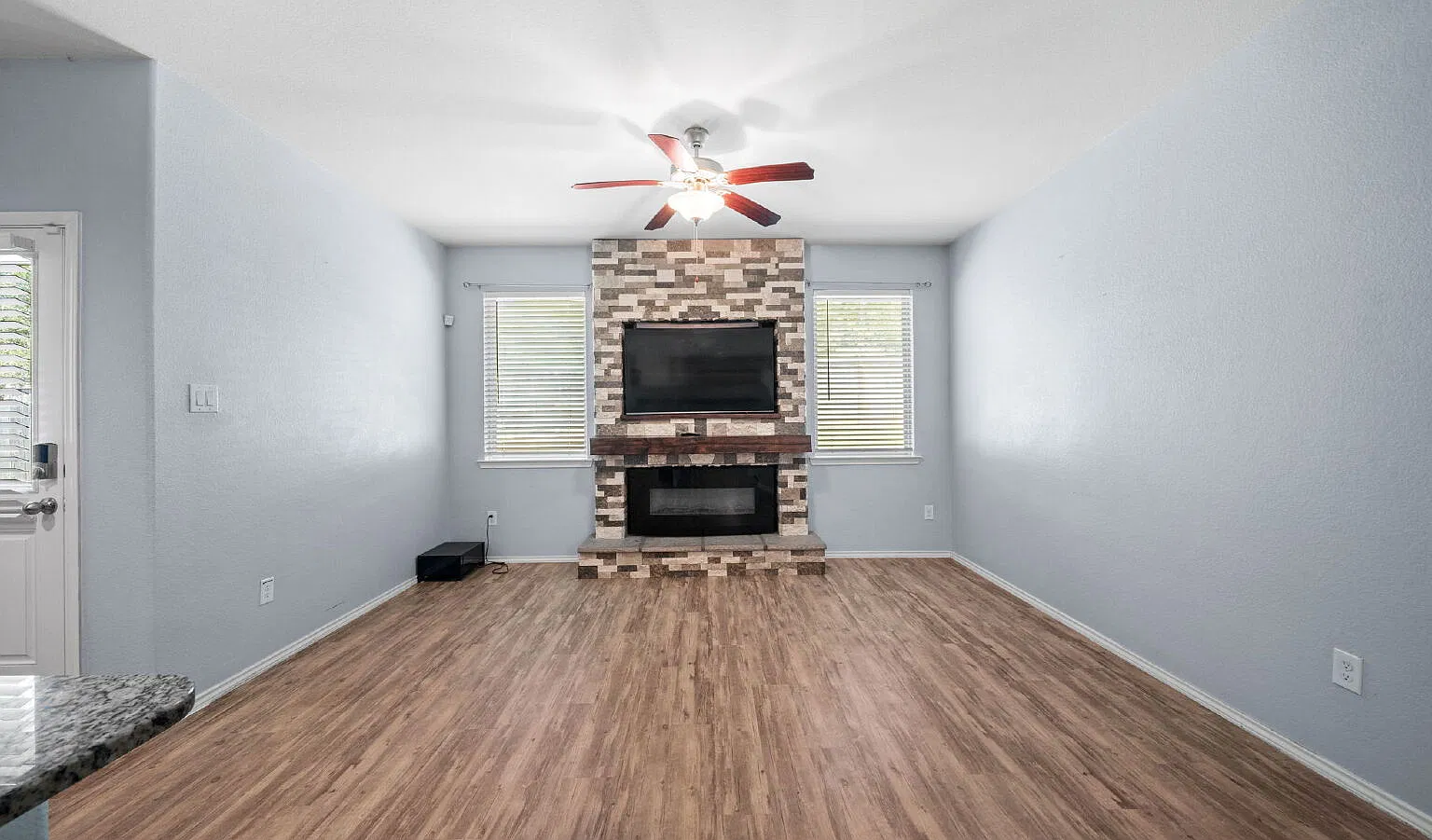 3 bed, 2.0 bath, 1484 sqft, $2,095 — Photo 4