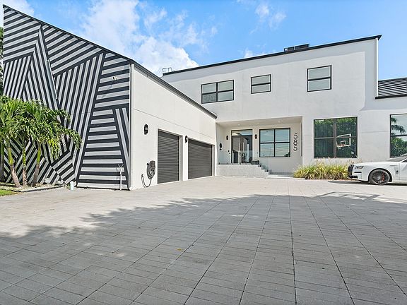 3rd image of 585 Dolphin Ave SE
