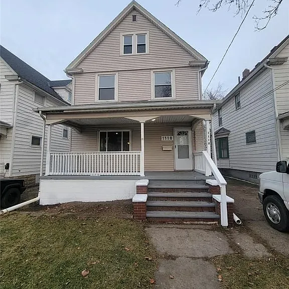 1118 W 8th St — Photo 1
