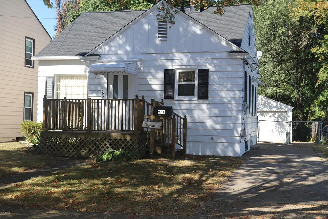 921 Dickinson St SE photo 1
