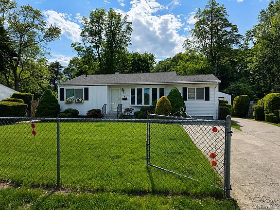 3rd image of 1614 N Gardiner Drive