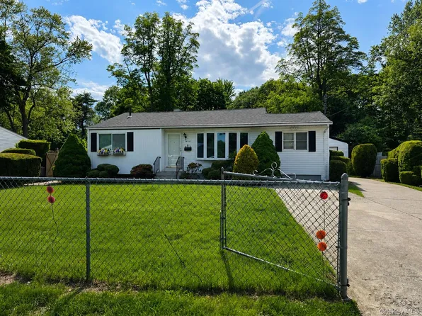 1614 N Gardiner Drive, Bay Shore, NY 11706