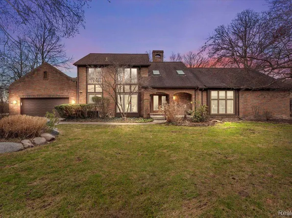 5107 Fairlane Woods Dr, Dearborn, MI 48126