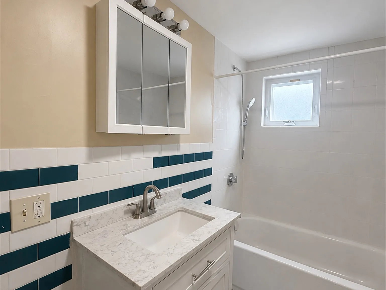 3 bed, 1100 sqft, $3,000 — Photo 3