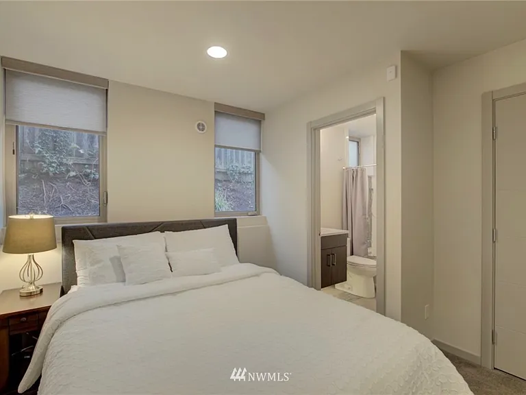 5006 Fauntleroy Way SW — Photo 2