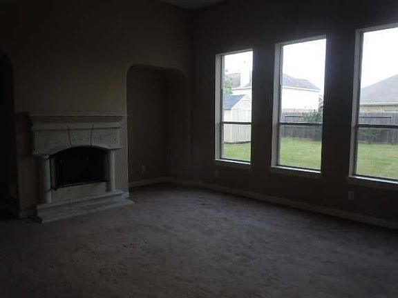 5th image of 3127 Hereford Cir