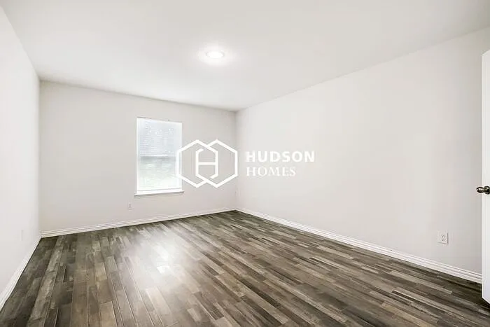 334 Bounding Main — Photo 9