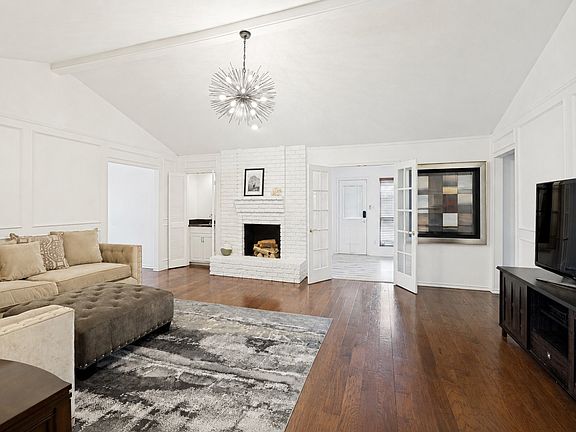 4th image of 1005 De Pauw Dr
