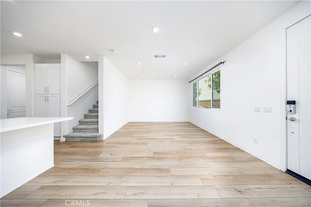 3 bed, 2.5 bath, 1560 sqft, $3,800 — Photo 4