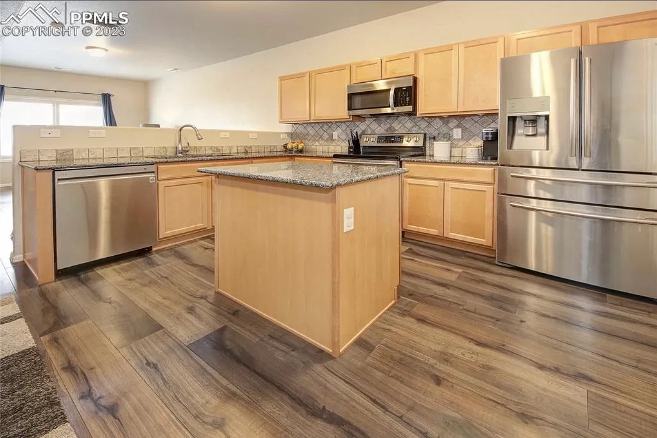 3 bed, 2.5 bath, 1602 sqft, $2,100 — Photo 4