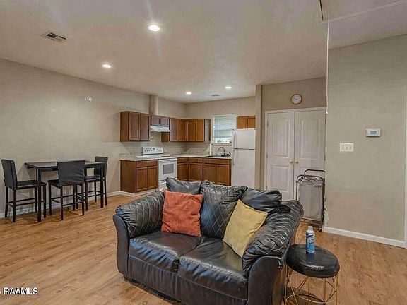 3rd image of 255 Chatrian St