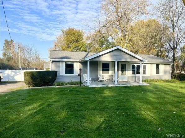 7021 Akron Rd, Lockport, NY 14094