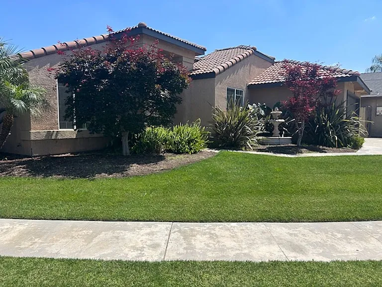 1896 N Matthew Ave — Photo 2