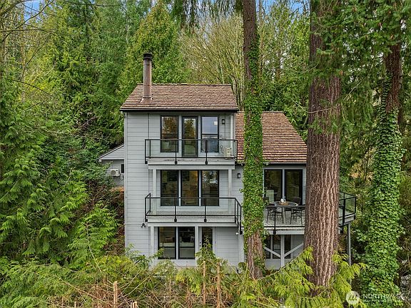 4th image of 4429 E Mercer Way